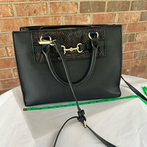 Women’s black, Anne Klein purse, small to medium size in very good condition.